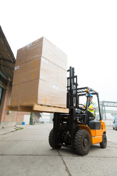 工人搬運(yùn)貨物與運(yùn)輸設(shè)備租賃服務(wù) 高效物流解決方案