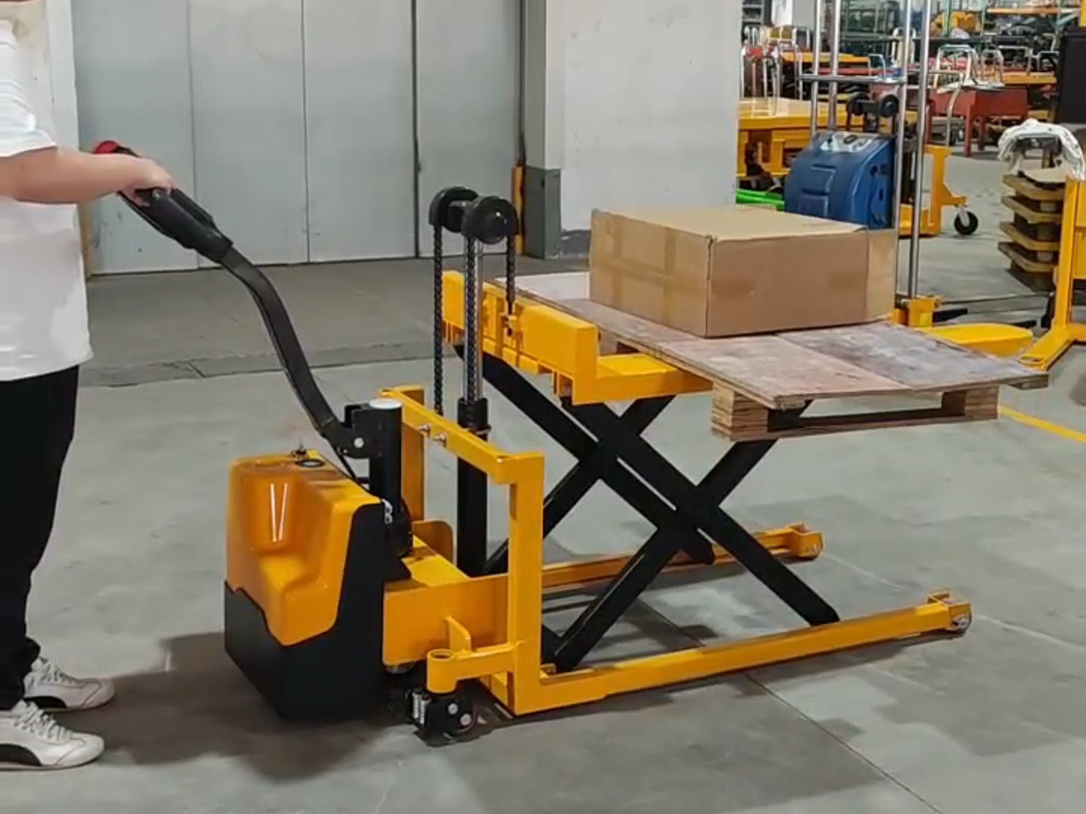 告別肩挑背扛 現(xiàn)代裝卸設(shè)備如何以智能高效重塑物流作業(yè)